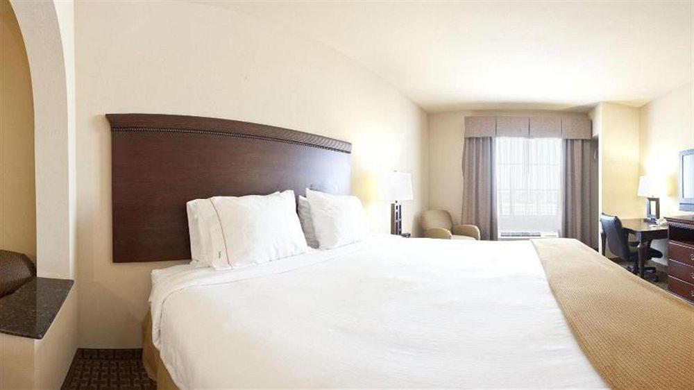 Holiday Inn Express Hotel And Suites Kingsville By Ihg Buitenkant foto