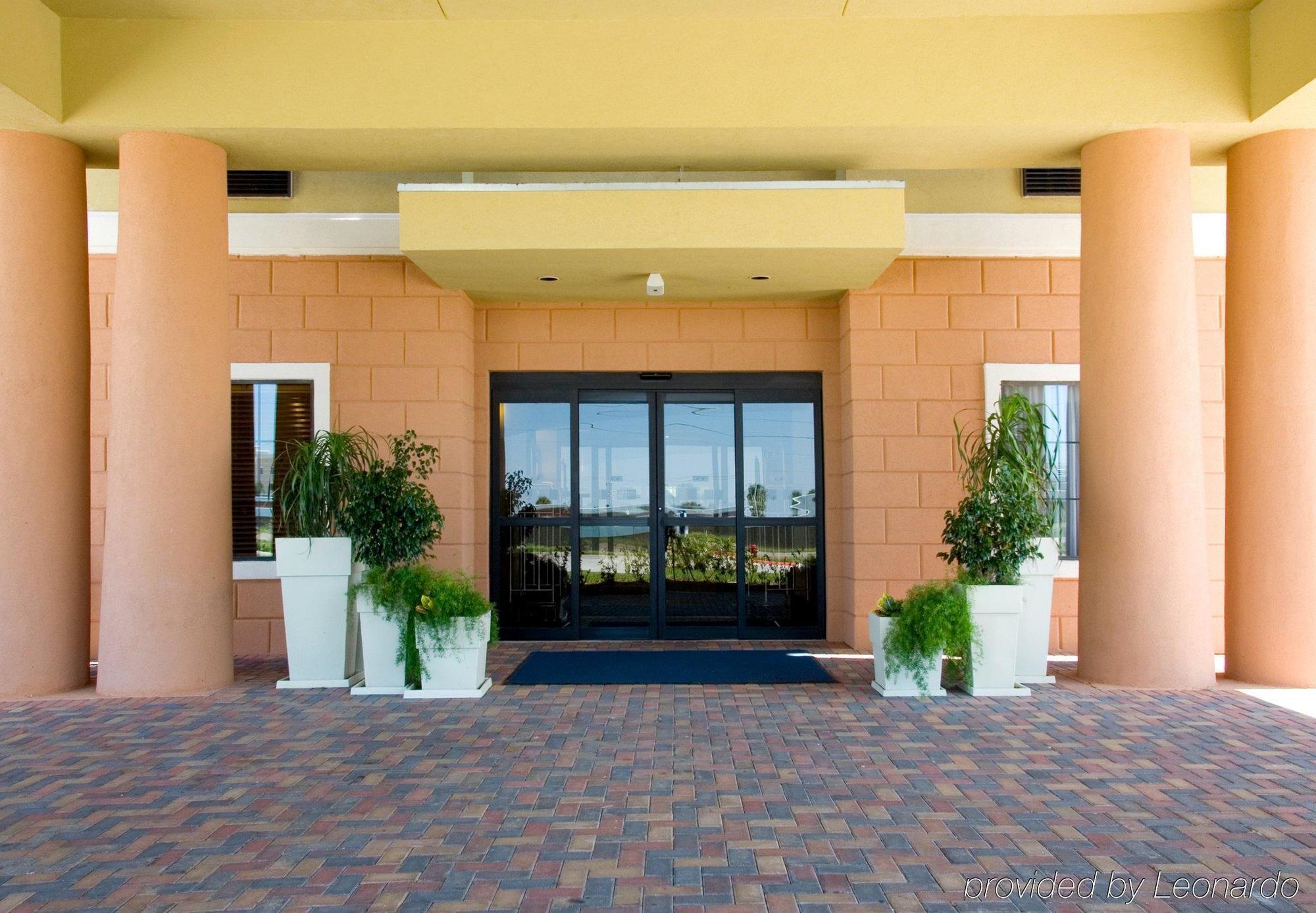 Holiday Inn Express Hotel And Suites Kingsville By Ihg Buitenkant foto